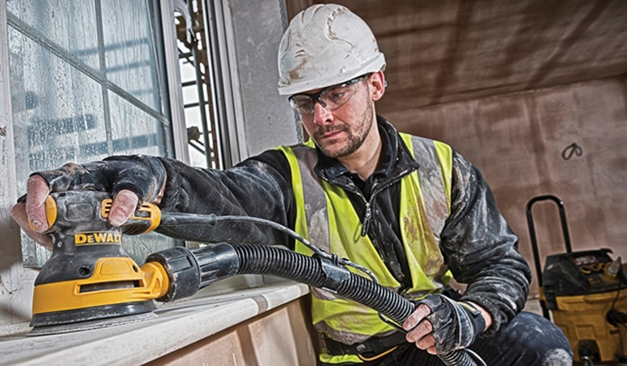 מלטשת ידנית מקצועית DEWALT DWE6423